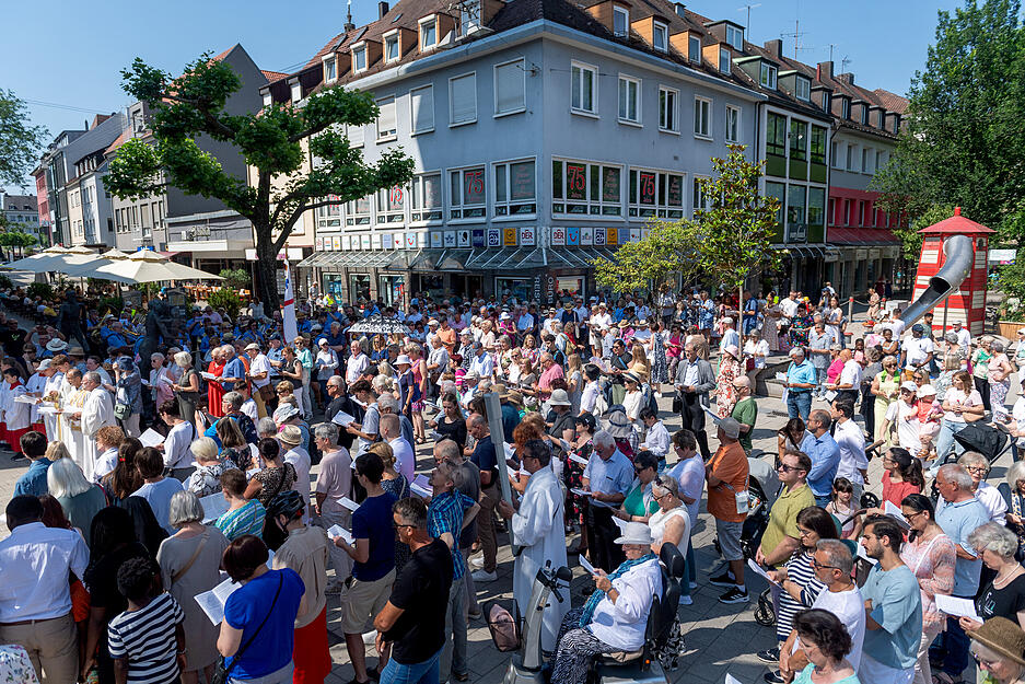 Gläubige Katholiken feiern jedes Jahr am zweiten Donnerstag nach Pfingsten Fronleichnam. Auch in Heilbronn haben sich zahlreiche Bürger zusammengefunden. Gläubige Katholiken feiern jedes Jahr am zweiten Donnerstag nach Pfingsten Fronleichnam. Auch in Heilbronn haben sich zahlreiche Bürger zusammengefunden.
