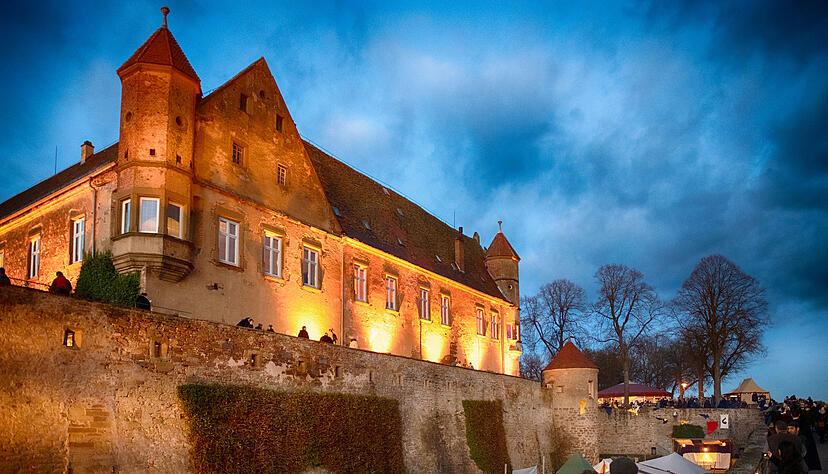 Beim mittelalterlichen Adventsmarkt auf der Burg Stettenfels k&ouml;nnen die Besucher in eine andere Zeit eintauchen. Fotos: Christiana Kunz