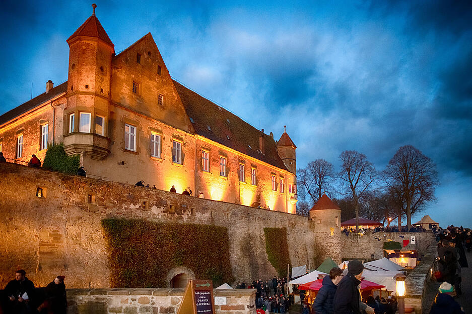 Beim mittelalterlichen Adventsmarkt auf der Burg Stettenfels k&ouml;nnen die Besucher in eine andere Zeit eintauchen. Fotos: Christiana Kunz