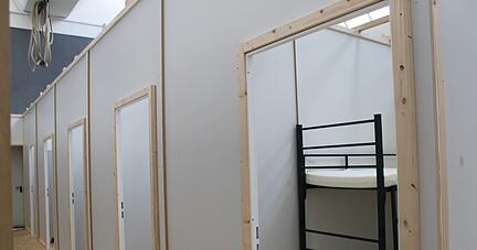 Die Sporthalle ist hier nicht mehr zu erkennen: 37 Doppelzimmer sind in diesem Gebäude der Christian-Schmidt-Schule in Neckarsulm eingerichtet worden. Ende des Monats steht die Unterkunft zur Verfügung. Die Sporthalle ist hier nicht mehr zu erkennen: 37 Doppelzimmer sind in diesem Gebäude der Christian-Schmidt-Schule in Neckarsulm eingerichtet worden. Ende des Monats steht die Unterkunft zur Verfügung.