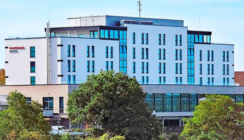 Sein schmucker schneewei&szlig;er Nachfolger soll auf der freigewordenen Fl&auml;che dann von einem neuen Trakt flankiert werden.
Fotos: Archiv Nick/Mugler