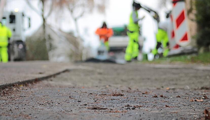 Die Projektleiterin für den Glasfaserausbau in Mulfingen bietet der Gemeinde an, Bohrkerne an mutmaßlich mangelhaften Stellen zu untersuchen .