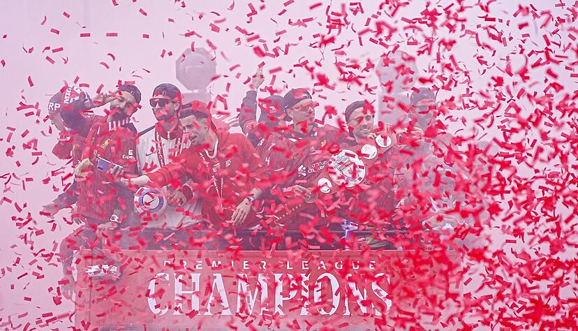 Zuvor hatten die Fu&szlig;baller ausgelassen gefeiert.