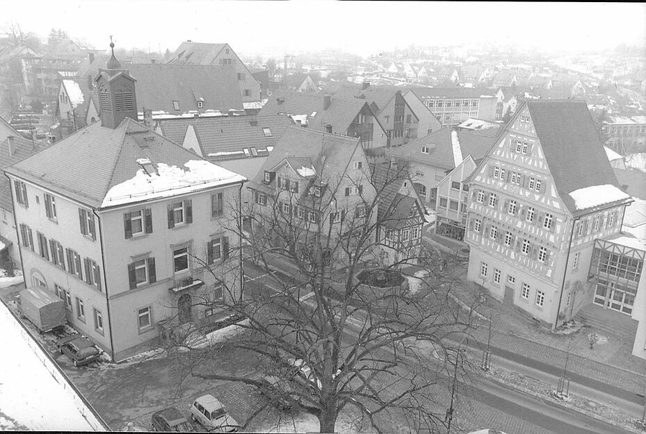 Der Gemeinderat beschlie&szlig;t im November 2005 das Alte Rathaus (vorne links) zum Museum umzubauen (undatierte Aufnahme). Dank einer gro&szlig;z&uuml;gigen Spende des 2006 verstorbenen Architekten und Mitb&uuml;rgers Heinz Rall wird das Geb&auml;ude f&uuml;r etwa 1,2 Millionen Euro umgebaut.