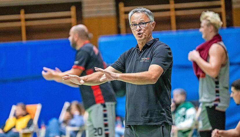 Mit Ruhe und Gelassenheit ist Co-Trainer Jugoslav Djokovic bei den Heilbronn Reds der ruhige Gegenpol zur oft ekstatischen Mörike-Sporthalle. Mit Ruhe und Gelassenheit ist Co-Trainer Jugoslav Djokovic bei den Heilbronn Reds der ruhige Gegenpol zur oft ekstatischen Mörike-Sporthalle.