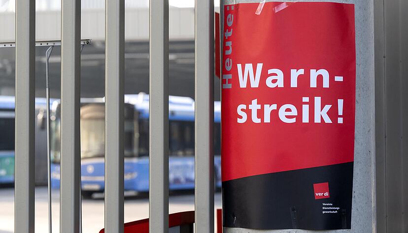 Streikhinweis in einem Busdepot: Im Nahverkehr drohen im Februar massive Behinderungen. Streikhinweis in einem Busdepot: Im Nahverkehr drohen im Februar massive Behinderungen.