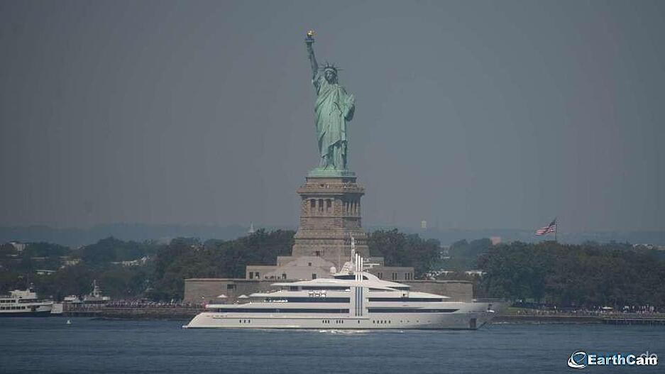 Den ganzen Tag über fahren Touristen mit Fähren an Miss Liberty vorbei - und stören sich an der gestörten Aussicht.