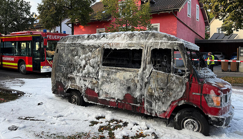 Ein Brand in einem Münchner Einfamilienhaus hat einen Großeinsatz von Polizei und Feuerwehr ausgelöst.