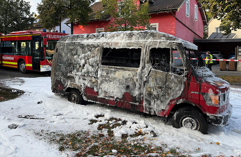 Ein Brand in einem Münchner Einfamilienhaus hat einen Großeinsatz von Polizei und Feuerwehr ausgelöst.