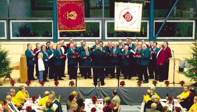 Beim Liederabend in Neudenau stellten sechs Chöre die neue Sturmfeder-Halle auf eine Bewährungsprobe für musikalische Aufführungen. Und diese hat den Test bestanden.
Fotos: Manfred Dod Beim Liederabend in Neudenau stellten sechs Chöre die neue Sturmfeder-Halle auf eine Bewährungsprobe für musikalische Aufführungen. Und diese hat den Test bestanden.
Fotos: Manfred Dod