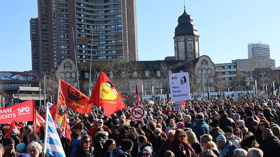 Hintergrund sind die bundesweiten Proteste nach der umstrittenen Abstimmung der CDU mit der AfD.
