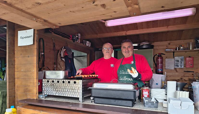 Die Grillhütte beim FC Union Heilbronn mit Rudi Wirth (links) und dem Gastro-Verantwortlichen Cem Kara.