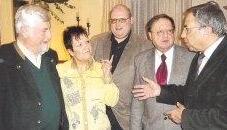 Wolfgang Stöffler (rechts) im Gespräch mit (von links) Wolfram Rudolph, Barbara Wombacher, Martin Pfeiffer und Peter Kasparek.Foto: Ulrike Bauer-Dörr