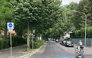 Die Bismarckstraße ist ebenfalls als Fahrradstraße deklariert. Anlieger dürfen auch mit dem Auto reinfahren.