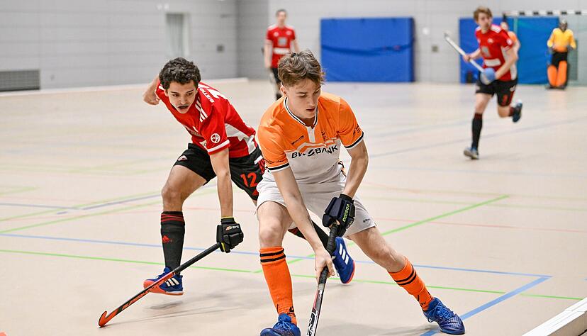 Rasantes Vergnügen: Bietigheims Theo Unkel versucht dem Heilbronner Liam Seehaus (vorne) den Ball abzuluchsen.
Foto: Christiana Kunz Rasantes Vergnügen: Bietigheims Theo Unkel versucht dem Heilbronner Liam Seehaus (vorne) den Ball abzuluchsen.
Foto: Christiana Kunz