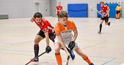 Rasantes Vergnügen: Bietigheims Theo Unkel versucht dem Heilbronner Liam Seehaus (vorne) den Ball abzuluchsen.
Foto: Christiana Kunz