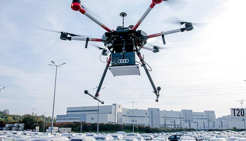 Drohnen verfolgen die mit RFID-Chips ausger&uuml;steten Fahrzeuge und k&ouml;nnen so jederzeit den Standort auf dem Werksgel&auml;nde bestimmen. Fotos: Audi, VW