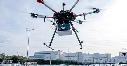 Drohnen verfolgen die mit RFID-Chips ausger&uuml;steten Fahrzeuge und k&ouml;nnen so jederzeit den Standort auf dem Werksgel&auml;nde bestimmen. Fotos: Audi, VW