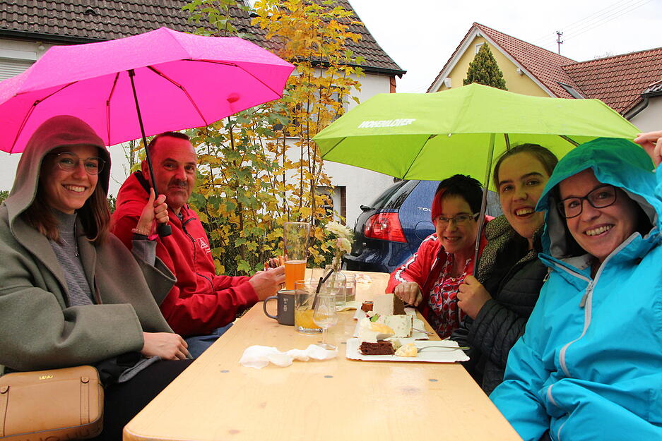 Am Nachmittag setzt Regen ein, doch davon lassen sich (von links) Laura und Christoph Schießwohl, Heike Kuch sowie Sara und Margit Schießwohl die Laune nicht verderben.