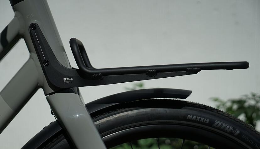 Aufpreispflichtig mit 50 Euro ist das Frontrack. Zehn Kilo extra dürfen darauf mitfahren. Aufpreispflichtig mit 50 Euro ist das Frontrack. Zehn Kilo extra dürfen darauf mitfahren.