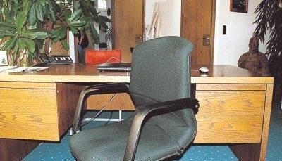 Dieser Stuhl im Büro von Bürgermeister Thilo Michler wird frei: Nach seinem klaren Wahlsieg in Öhringen verlässt der 37-Jährige nach neun Jahren Amtszeit die Gemeinde. Ende September wählen die Bürger ein neues Oberhaupt.Fotos: Friese Dieser Stuhl im Büro von Bürgermeister Thilo Michler wird frei: Nach seinem klaren Wahlsieg in Öhringen verlässt der 37-Jährige nach neun Jahren Amtszeit die Gemeinde. Ende September wählen die Bürger ein neues Oberhaupt.Fotos: Friese