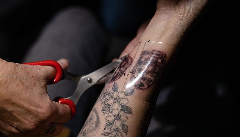 Für kleinere Motive plant Tätowierer Maik Frey etwa zwei Stunden ein. Soll es größer werden, müssen Kunden schon mal mit sechs Stunden rechnen. Für kleinere Motive plant Tätowierer Maik Frey etwa zwei Stunden ein. Soll es größer werden, müssen Kunden schon mal mit sechs Stunden rechnen.