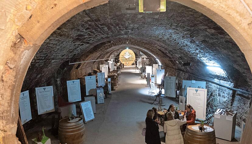 Das Weinbaumuseum ist ein langer Gewölbekeller. Im Hintergrund ist das Fürstenfass von Ludwig Leopold zu Hohenlohe-Bartenstein zu erkennen.
