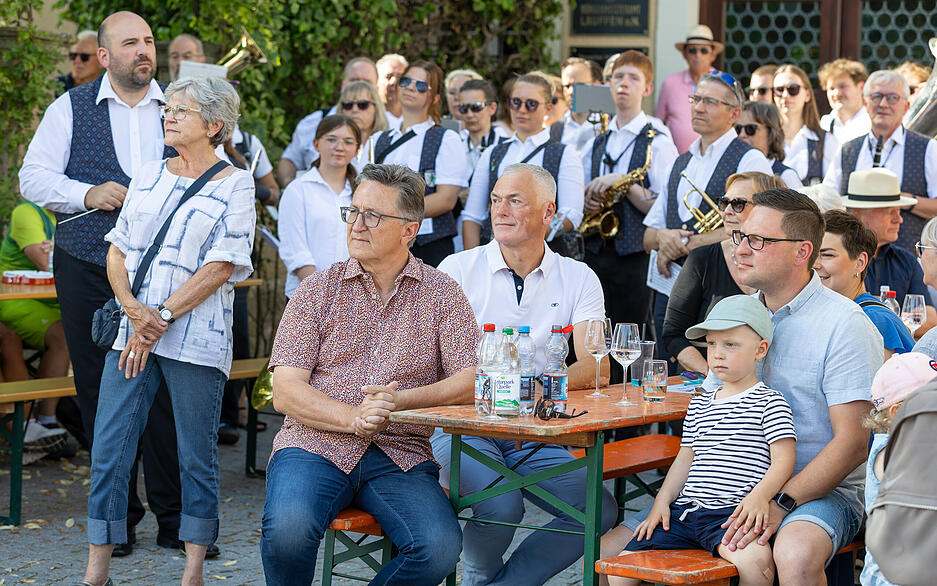 Zahlreiche Besucher haben sich in Lauffen zum Br&uuml;ckenfest eingefunden.  Zwei Tage voller Musik, Kulinarik und Unterhaltung erwarten G&auml;ste auf dem Festgel&auml;nde.