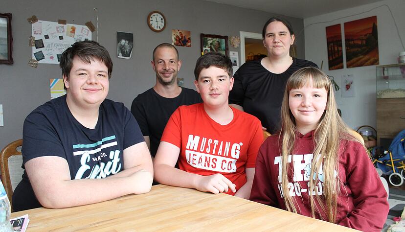 Die Eltern Melanie und Volker Körmann mit ihren schulpflichtigen Kindern (von links) Immanuel, Samuel und Rebekka. Die drei haben unterschiedliche Präsenztage an den Schulen.
Foto: Simon Gajer Die Eltern Melanie und Volker Körmann mit ihren schulpflichtigen Kindern (von links) Immanuel, Samuel und Rebekka. Die drei haben unterschiedliche Präsenztage an den Schulen.
Foto: Simon Gajer
