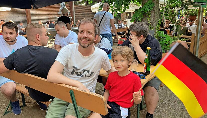 2:1 ist der Tipp − oder die Hoffnung − von Uwe Häfner. Doch Sohn Luis darf sogar noch öfter die Fahne im Freibad-Biergarten schwenken.
Foto: Tscherwitschke 2:1 ist der Tipp − oder die Hoffnung − von Uwe Häfner. Doch Sohn Luis darf sogar noch öfter die Fahne im Freibad-Biergarten schwenken.
Foto: Tscherwitschke