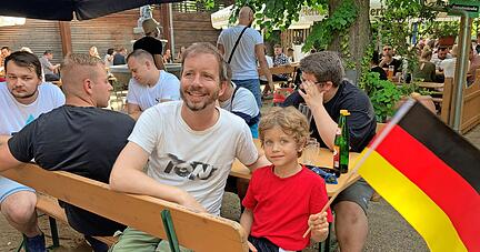 2:1 ist der Tipp − oder die Hoffnung − von Uwe Häfner. Doch Sohn Luis darf sogar noch öfter die Fahne im Freibad-Biergarten schwenken.
Foto: Tscherwitschke 2:1 ist der Tipp − oder die Hoffnung − von Uwe Häfner. Doch Sohn Luis darf sogar noch öfter die Fahne im Freibad-Biergarten schwenken.
Foto: Tscherwitschke