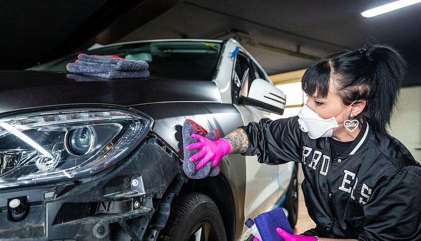 Geänderter Look auf Zeit: Coco Mulansky arbeitet an der Folierung eines Autos. Geänderter Look auf Zeit: Coco Mulansky arbeitet an der Folierung eines Autos.