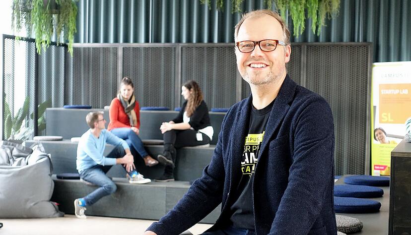 Der Gesch&auml;ftsf&uuml;hrer der Campus Founders, Oliver Hanisch, im Community-Bereich der R&auml;ume im Forum auf dem Bildungscampus.
Foto: Christian Gleichauf