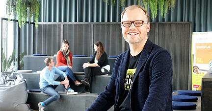 Der Gesch&auml;ftsf&uuml;hrer der Campus Founders, Oliver Hanisch, im Community-Bereich der R&auml;ume im Forum auf dem Bildungscampus.
Foto: Christian Gleichauf