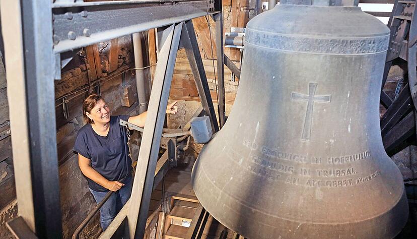 Hier werden die Größenverhältnisse deutlich. Brigitte Lang zeigt auf die riesige, tonnenschwere Betglocke. Ihren Klang mag die Mesnerin am liebsten.
Fotos: Ralf Seidel Hier werden die Größenverhältnisse deutlich. Brigitte Lang zeigt auf die riesige, tonnenschwere Betglocke. Ihren Klang mag die Mesnerin am liebsten.
Fotos: Ralf Seidel