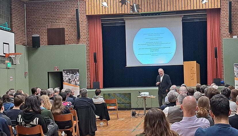 Gut besuchte Diskussion der W&uuml;rttemberger Gesellschaft am Robert-Mayer-Gymnasium in Heilbronn: Heinz-Peter Meidinger spricht &uuml;ber "M&uuml;ndige B&uuml;rger als Bildungsziel".