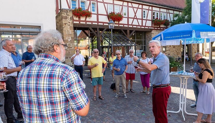 Bei einem Glas Trollinger unterhielt sich Stimme-Chefredakteur Uwe Ralf Heer am vergangenen Freitag mit zahlreichen Erlenbachern. Dabei ging es neben dem abgesagten Weinfest auch um den Zustand der Weinberge.
Foto: Mario Berger Bei einem Glas Trollinger unterhielt sich Stimme-Chefredakteur Uwe Ralf Heer am vergangenen Freitag mit zahlreichen Erlenbachern. Dabei ging es neben dem abgesagten Weinfest auch um den Zustand der Weinberge.
Foto: Mario Berger