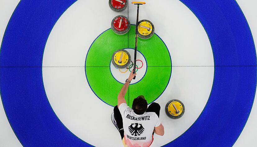 Orientierungshilfe: Marc Muskatewitz, Skip der deutschen Curling-M&auml;nner, zeigt, was Sache ist. Der L&auml;rm in der Halle war zuletzt ein Problem gewesen.