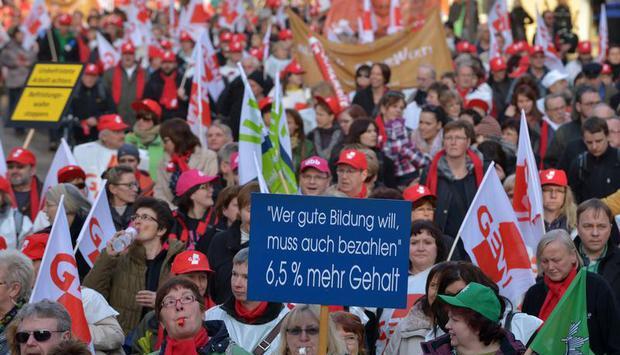 Die Gewerkschaften verlangen f&uuml;r die Landesbesch&auml;ftigten ein Gehaltsplus von 6,5 Prozent. Foto: Martin Schutt