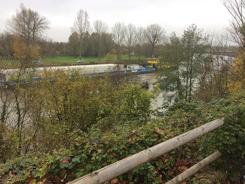 Das Schiff hat die Schleuse in Heilbronn bereits verlassen und fährt Richtung Sontheim. Das Schiff hat die Schleuse in Heilbronn bereits verlassen und fährt Richtung Sontheim.
