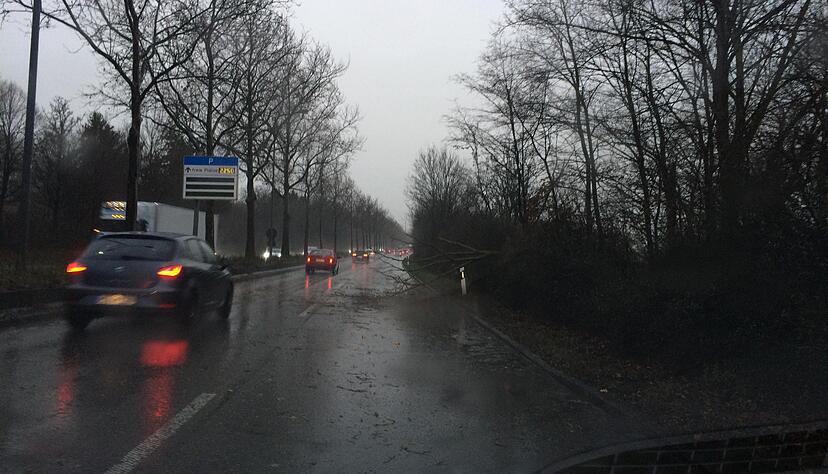 So manchen Schlenker mussten die Autofahrer im morgendlichen Berufsverkehr auf der B?27 zwischen Neckarsulm und Heilbronn fahren.
Foto: Alexander Klug