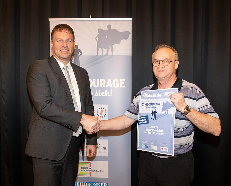 Viktor Wirschdorf (rechts) &uuml;berf&uuml;hrt junge Ladendiebe