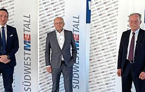 Hans-Jörg Vollert (Mitte) ist neuer Vorstandsvorsitzender von Südwestmetall in der Region. Karl Schäuble (rechts) geht in Ruhestand. Links Jörg Ernstberger.
Foto: Paul