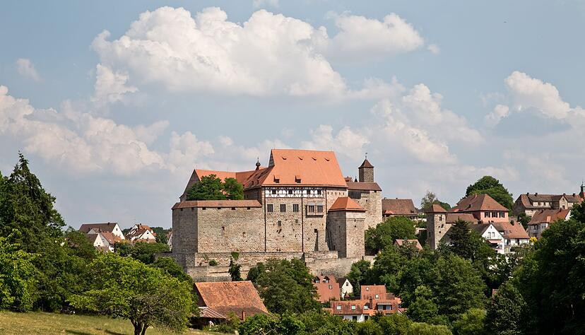 Auf der Cadolzburg k&ouml;nnen Besucher in einer Ausstellung eine Zeitreise ins Mittelalter machen.