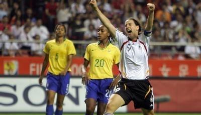 Die Deutsche Torj&auml;gerin Birgit Prinz jubelt &uuml;ber ihren Treffer zum 1:0.