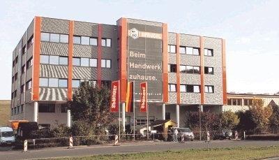 In das neue B&uuml;ro- und Lagergeb&auml;ude direkt an der B 19 in Stachenhausen hat Spr&uuml;gel mehr als vier Millionen Euro investiert. Am Samstag wurde es feierlich eingeweiht - mitsamt Jubil&auml;umsfeier und Oktoberfest.Fotos: Heiko Fritze