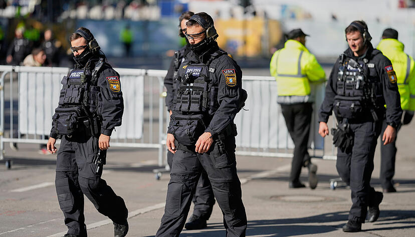 Polizei und Sicherheitsdienst sind am gesperrten Wiesn-Festgelände unterwegs. Im Laufe des Tages soll entschieden werden, ob das Oktoberfest trotz Bombendrohung noch öffnen kann.