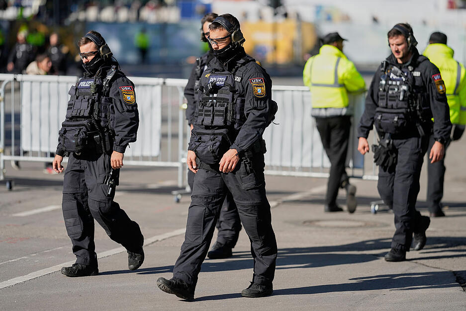 Polizei und Sicherheitsdienst sind am gesperrten Wiesn-Festgelände unterwegs. Im Laufe des Tages soll entschieden werden, ob das Oktoberfest trotz Bombendrohung noch öffnen kann.