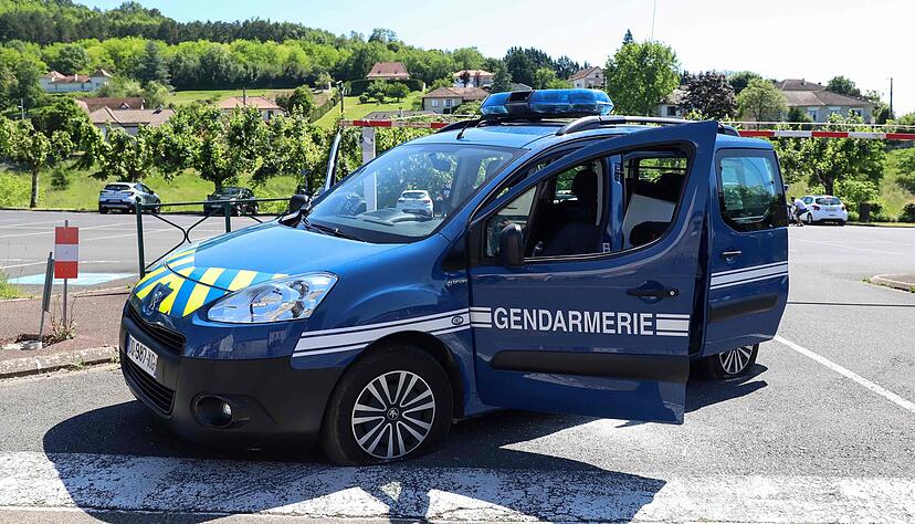 Ein franz&ouml;sisches Polizeiauto steht auf einer Stra&szlig;e. Beamte haben einen 43 Jahre alten Mann festgenommen, der seinen neunj&auml;hrigen Sohn &uuml;ber ein Jahr in einem Lieferwagen gefangen gehalten haben soll.