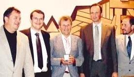 Überreichung der Goldenen Raiffeisen-Medaille: Kurt Freudenthaler, Matthias Göhring, Werner Weidenmann, Armin Doll, Matthias Schilling (von links).Foto: Khattab Überreichung der Goldenen Raiffeisen-Medaille: Kurt Freudenthaler, Matthias Göhring, Werner Weidenmann, Armin Doll, Matthias Schilling (von links).Foto: Khattab